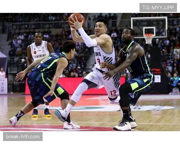 福登灵巧突破重围展现进攻智慧，助力球队赢得关键胜利