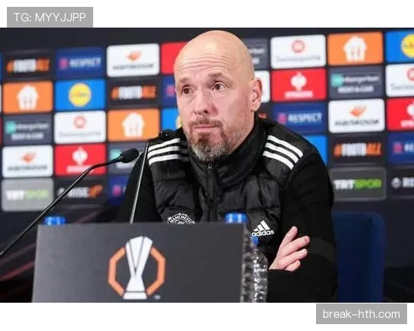 滕哈赫战术执行面临挑战:球队在比赛中需破解对手防线的策略分析 滕哈赫战术执行面临挑战:球队在比赛中需破解对手防线的策略分析