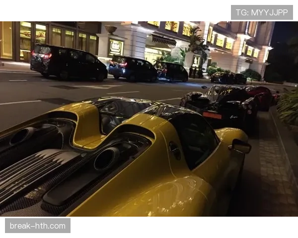 刚刷到阿尔瓦雷斯去菜市场，手里菜篮子，旁边三台豪车像走红毯