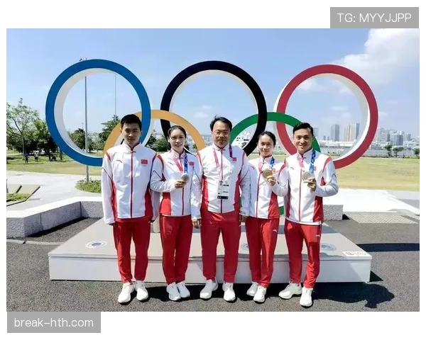 朱雪莹训练完直接啃冰块？这自律程度我连边都摸不着